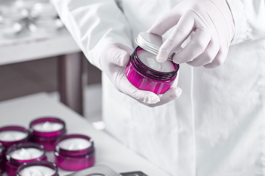 Fabrication sur mesure de crèmes skincare par Lessonia pour les marques et créateurs de contenu beauté.