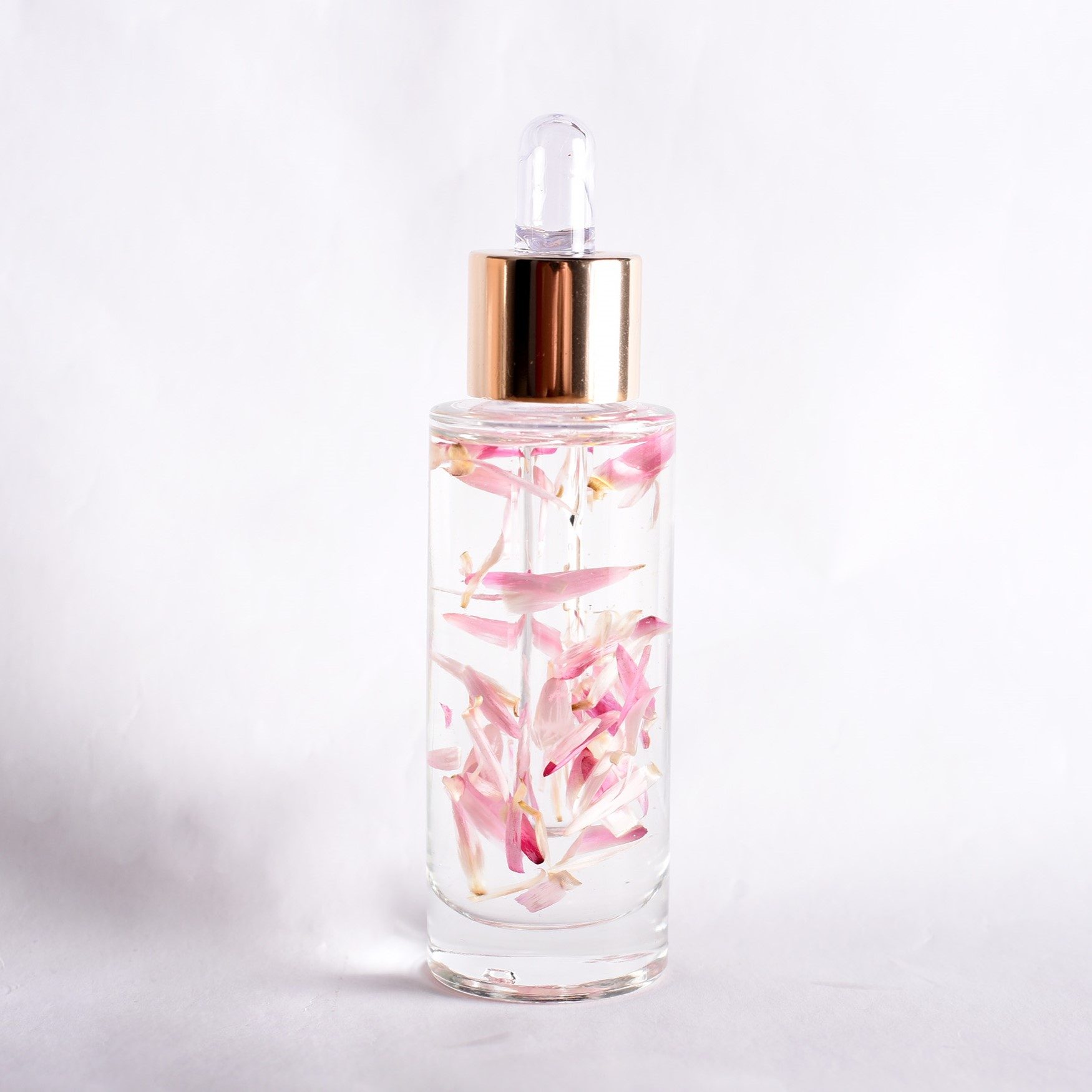 Lessonia is a manufacturer of cosmetic ingredients specialising in decorative particles, particularly flower particles.